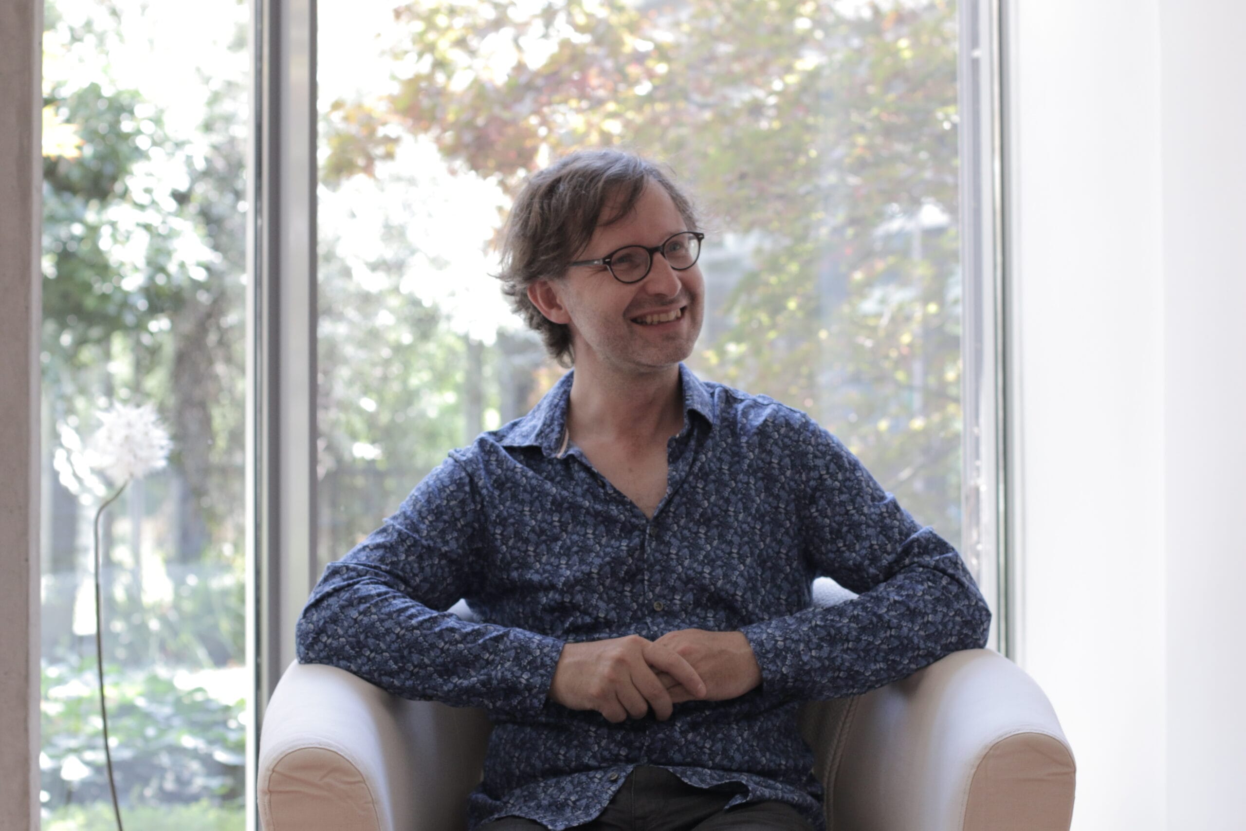 Hypnose-Coach und Hypnotherapeut Torsten Philipp sitzend und freundlich dreinschauend auf seinem Sessel
