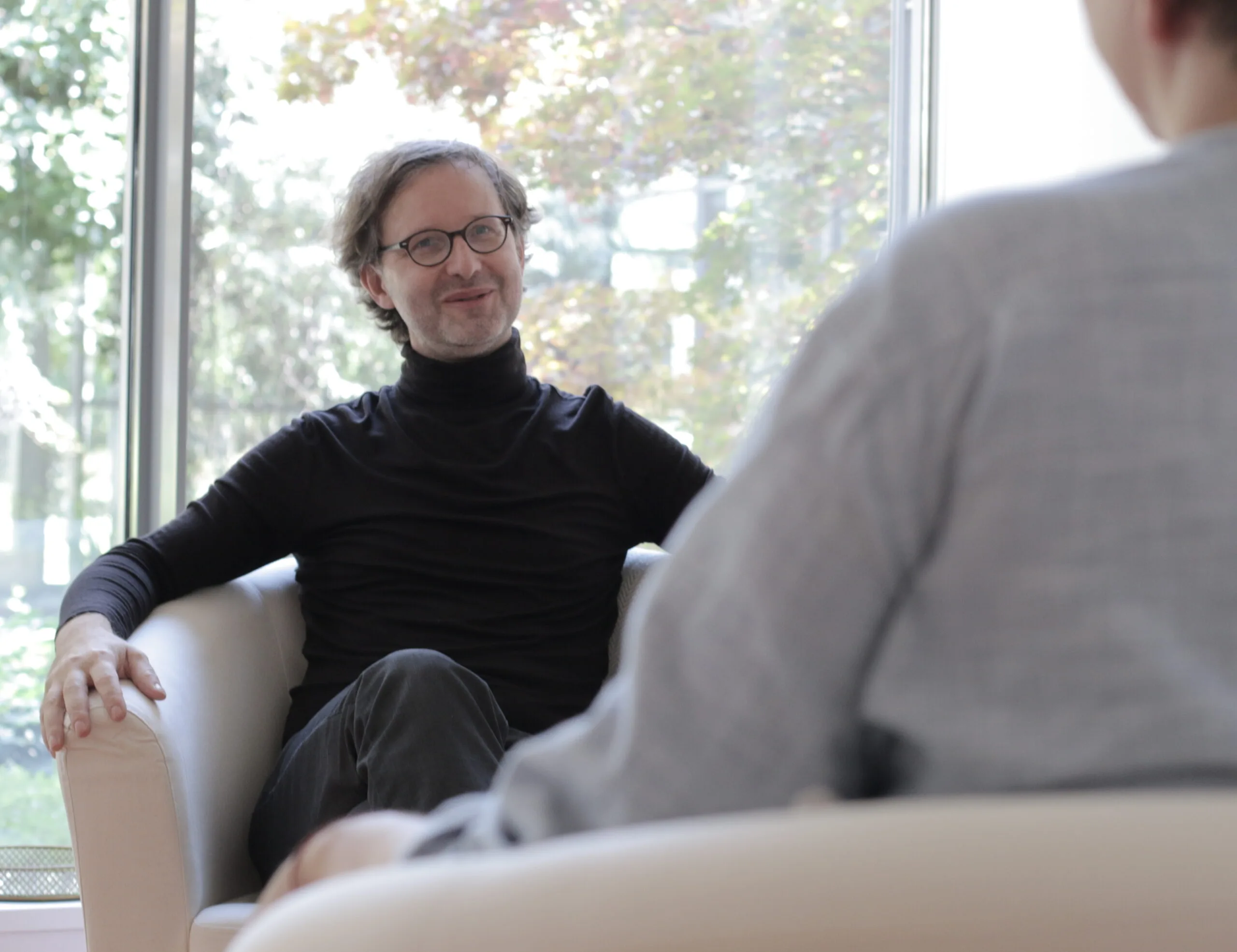 Hypnosecoach und Hypnotherapeut Torsten Philipp in seiner Praxis auf einem Sessel