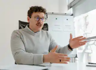 Mann drinnen klatscht