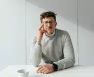 Mann am Tisch nachdenklich